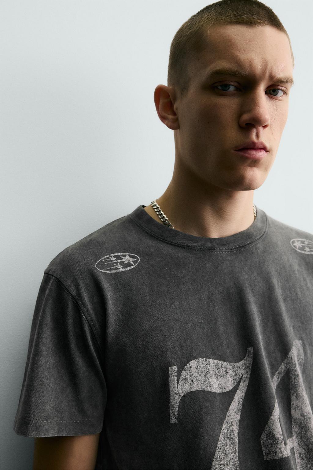 ФУТБОЛКА С КОНТРАСТНЫМ ПРИНТОМ И ЭФФЕКТОМ ПОТЕРТОСТИ