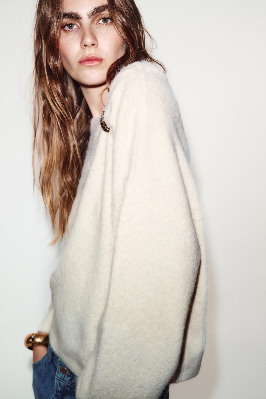 ДЖЕМПЕР С БРОШЬЮ