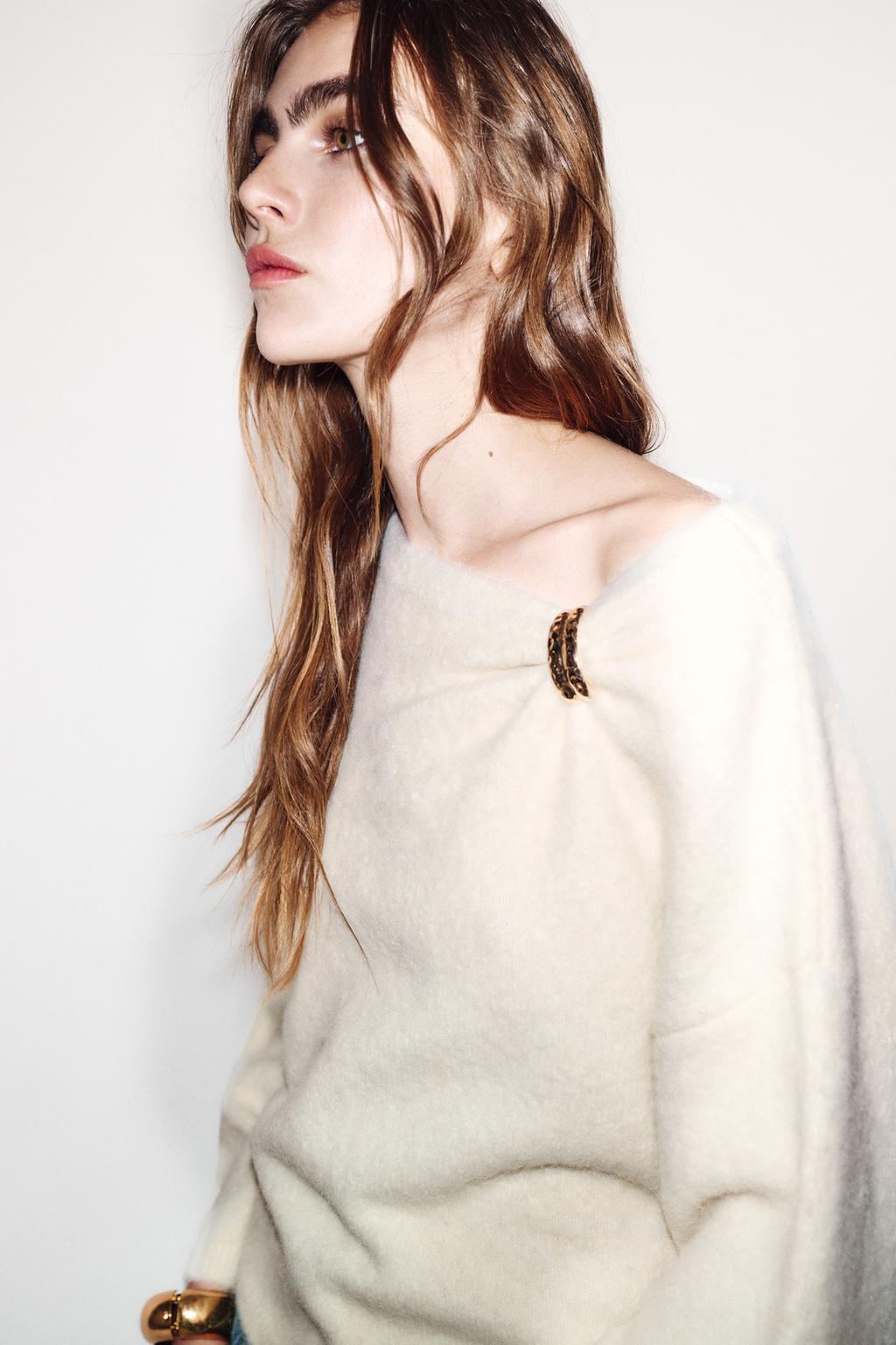 ДЖЕМПЕР С БРОШЬЮ