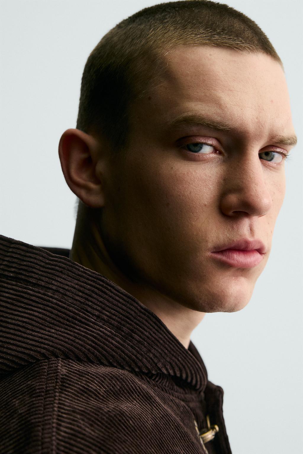 ВЕЛЬВЕТОВАЯ КУРТКА С КАПЮШОНОМ И НАВЕСНЫМИ ПЕТЛЯМИ