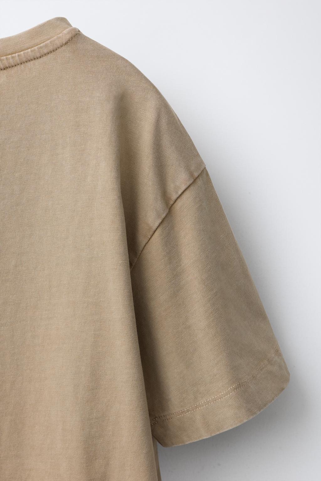 БАЗОВАЯ ФУТБОЛКА ИЗ ТКАНИ С ЭФФЕКТОМ ПОТЕРТОСТИ