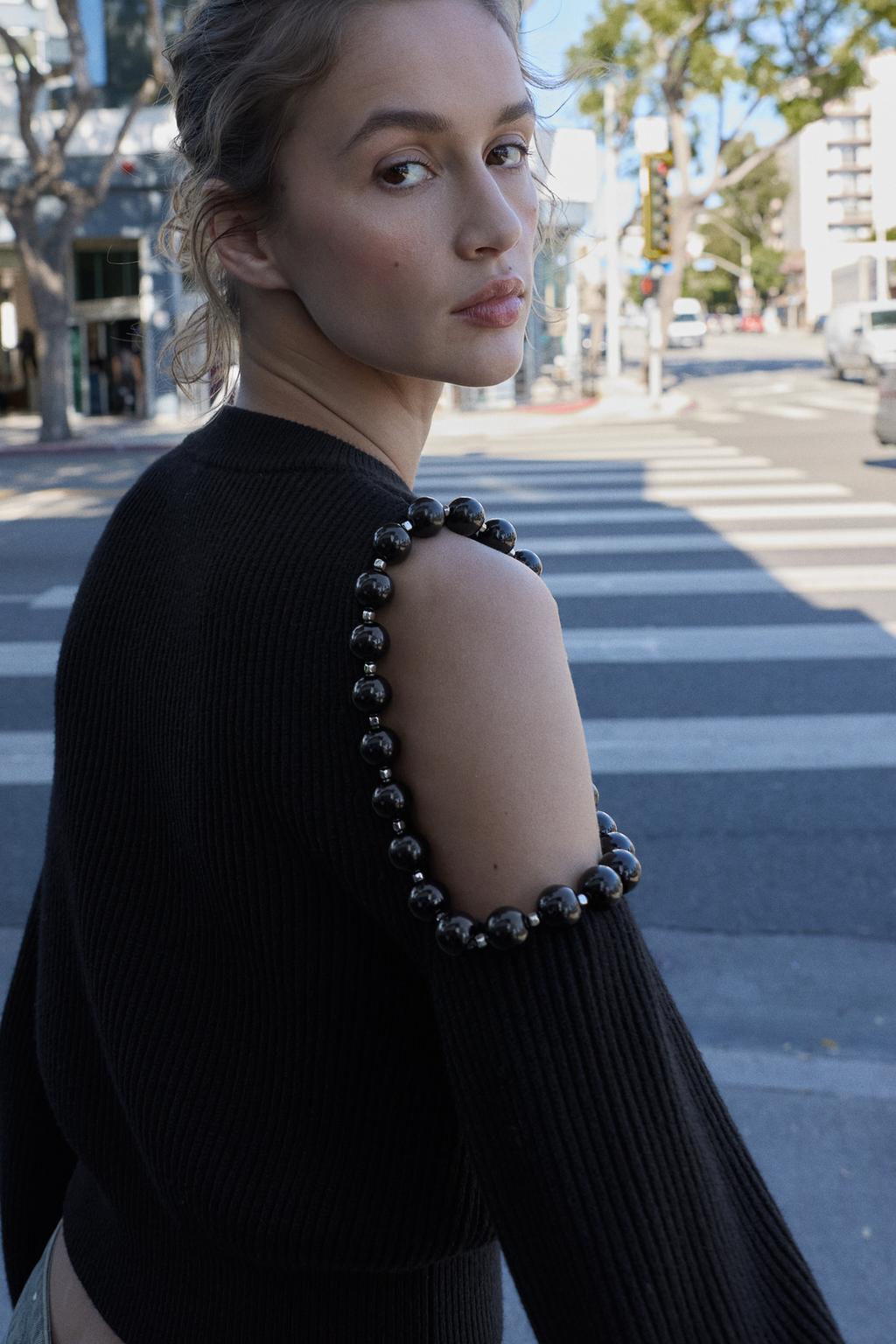 ДЖЕМПЕР В РУБЧИК С ВЫРЕЗАМИ И ШАРИКАМИ