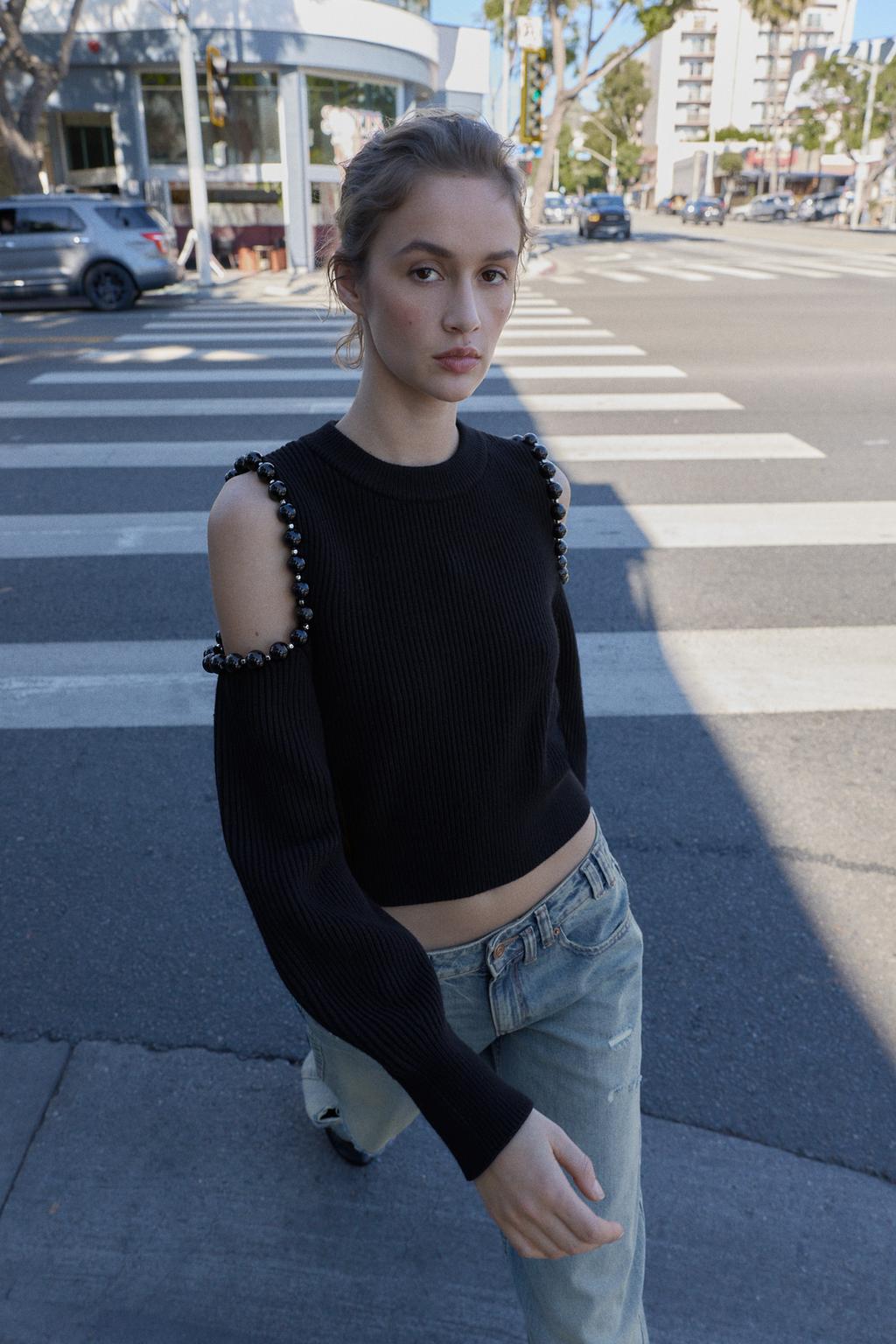 ДЖЕМПЕР В РУБЧИК С ВЫРЕЗАМИ И ШАРИКАМИ