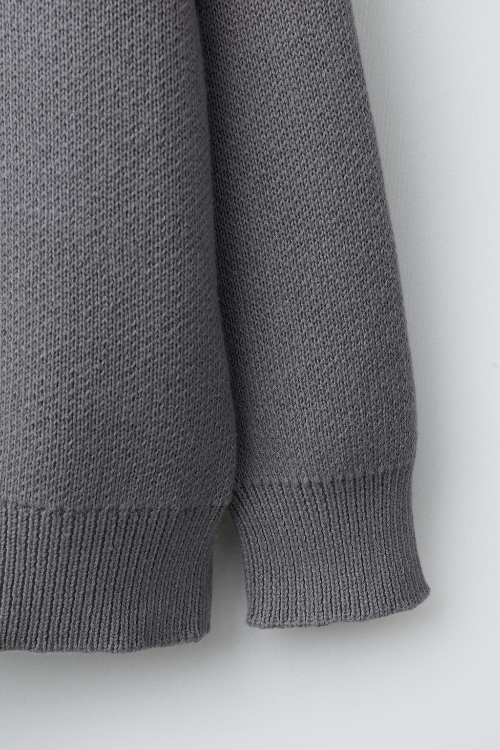 СВИТЕР С ВЫШИТЫМ ГРАФФИТИ