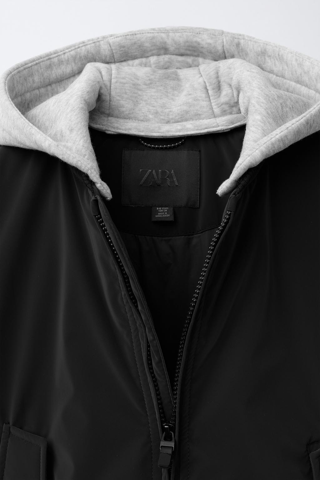 ПРОРЕЗИНЕННЫЙ БОМБЕР С ОТСТЕГИВАЮЩИМСЯ ФЛИСОВЫМ КАПЮШОНОМ