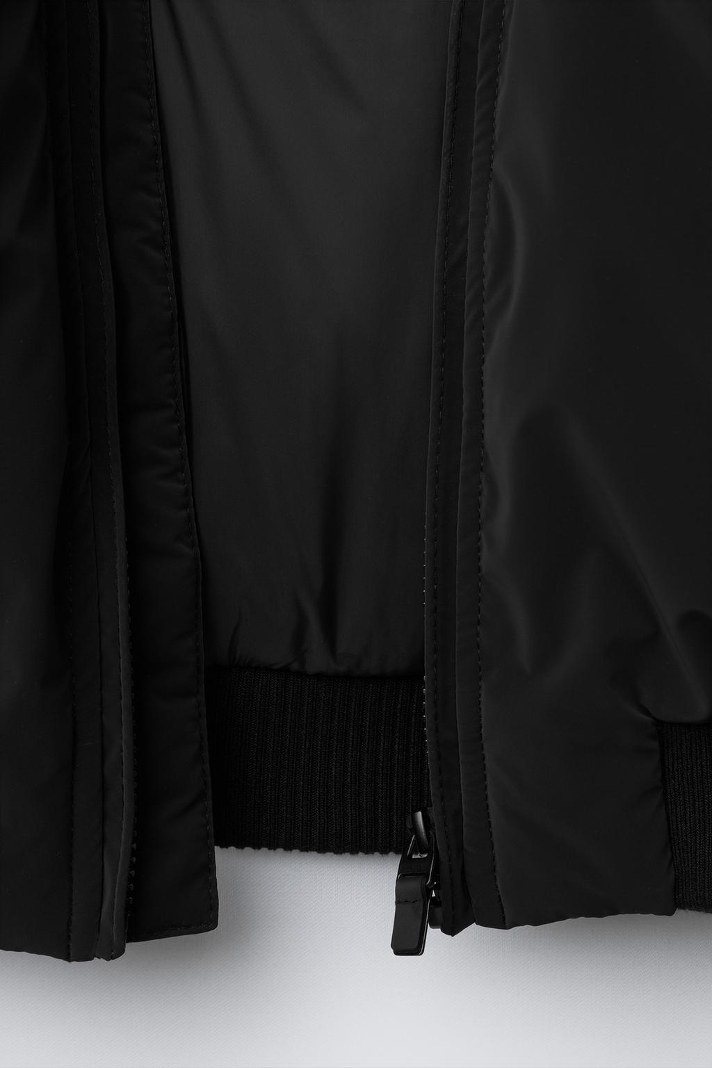 ПРОРЕЗИНЕННЫЙ БОМБЕР С ОТСТЕГИВАЮЩИМСЯ ФЛИСОВЫМ КАПЮШОНОМ