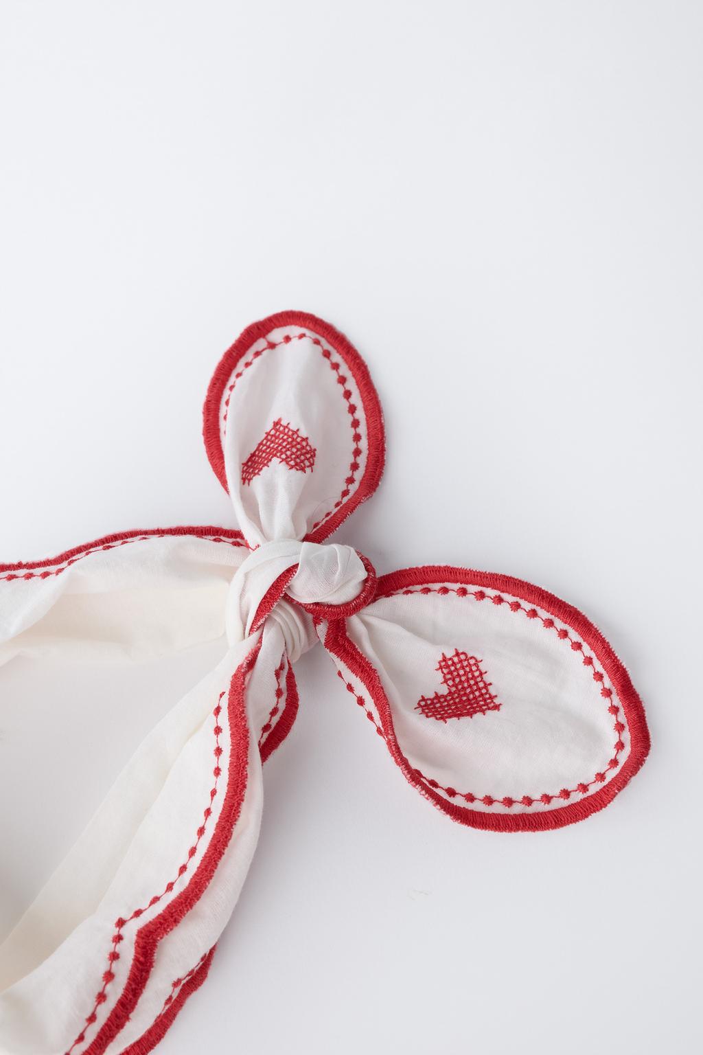 БАНДАНА С ВЫШИТЫМИ ВОЛНАМИ И СЕРДЕЧКАМИ