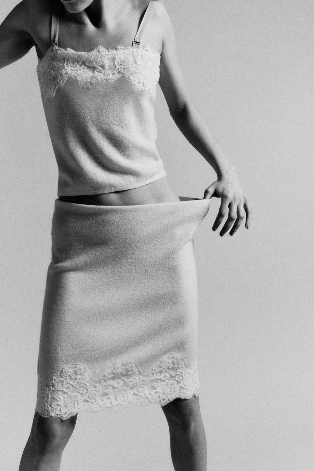 ВЯЗАНАЯ ЮБКА МИДИ С КРУЖЕВОМ И ВЫШИВКОЙ