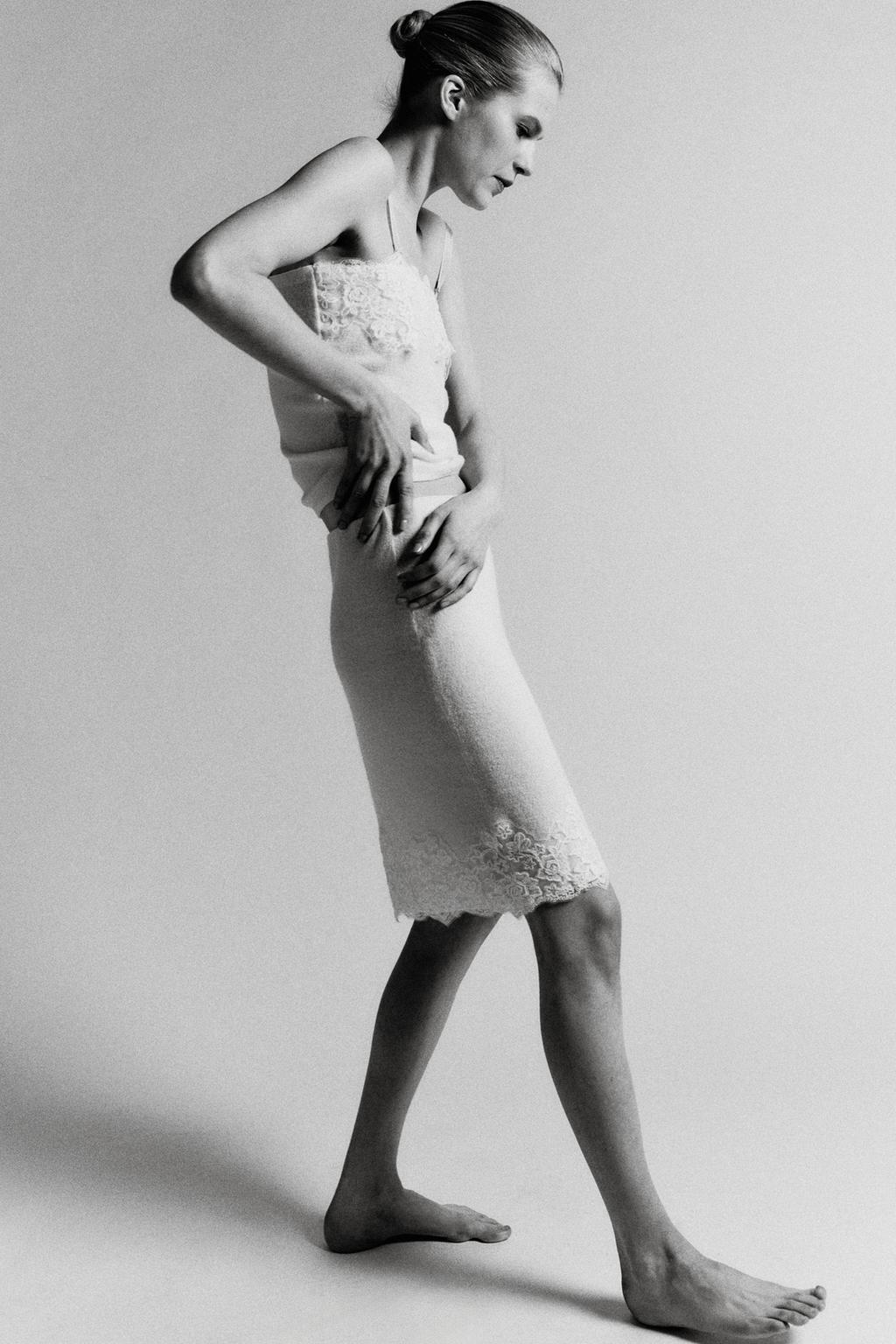 ВЯЗАНАЯ ЮБКА МИДИ С КРУЖЕВОМ И ВЫШИВКОЙ