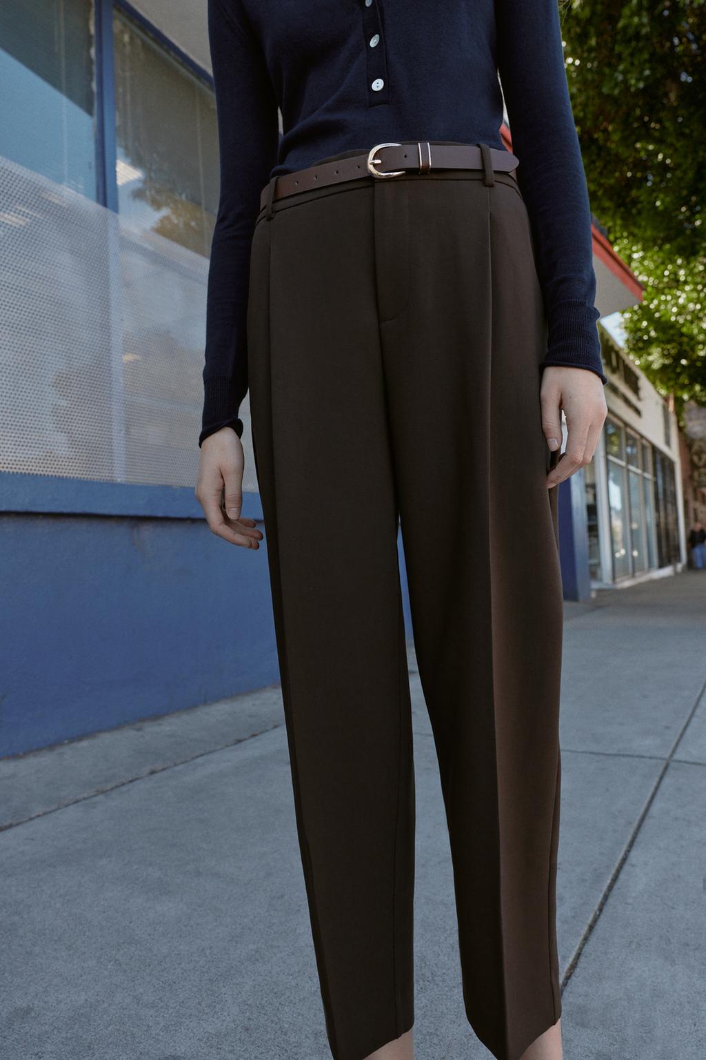 БРЮКИ С ЗАЩИПАМИ И РЕМНЕМ