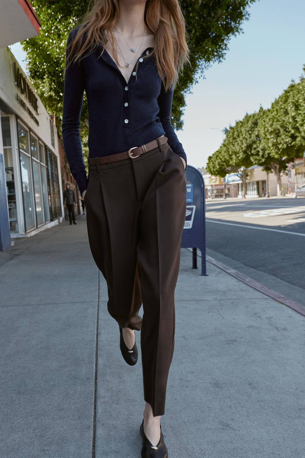 БРЮКИ С ЗАЩИПАМИ И РЕМНЕМ