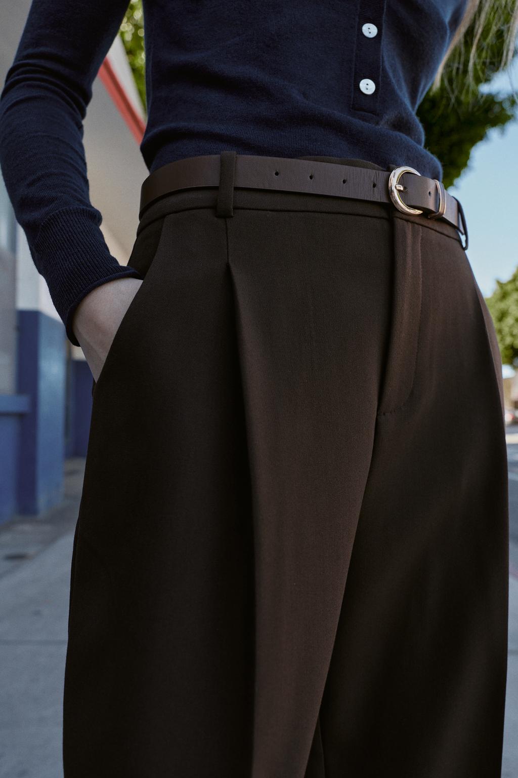 БРЮКИ С ЗАЩИПАМИ И РЕМНЕМ