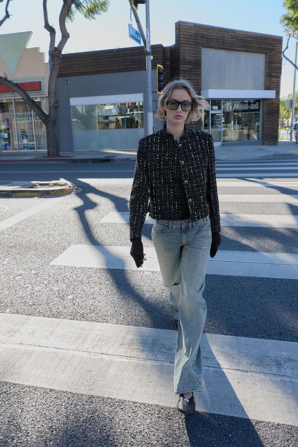 БЛЕЙЗЕР ИЗ РЕЛЬЕФНОЙ ТКАНИ С МЕТАЛЛИЗИРОВАННОЙ НИТЬЮ