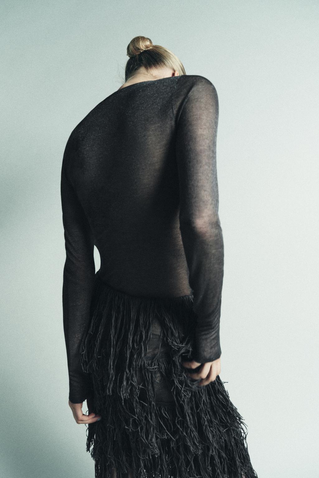 ВЯЗАНОЕ ПЛАТЬЕ С МЕТАЛЛИЗИРОВАННОЙ НИТЬЮ И БАХРОМОЙ