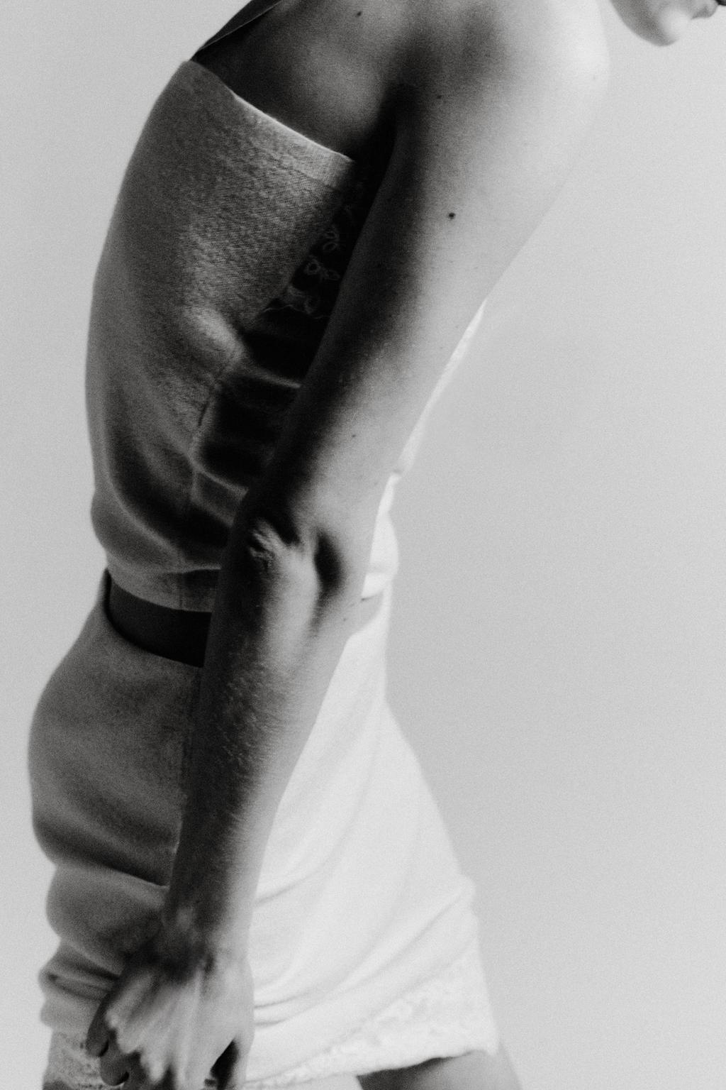 ВЯЗАНЫЙ ТОП С КРУЖЕВОМ И ВЫШИВКОЙ