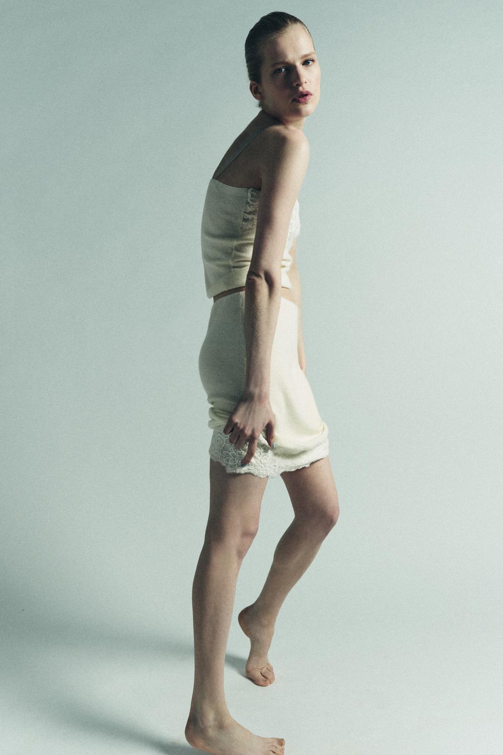 ВЯЗАНЫЙ ТОП С КРУЖЕВОМ И ВЫШИВКОЙ