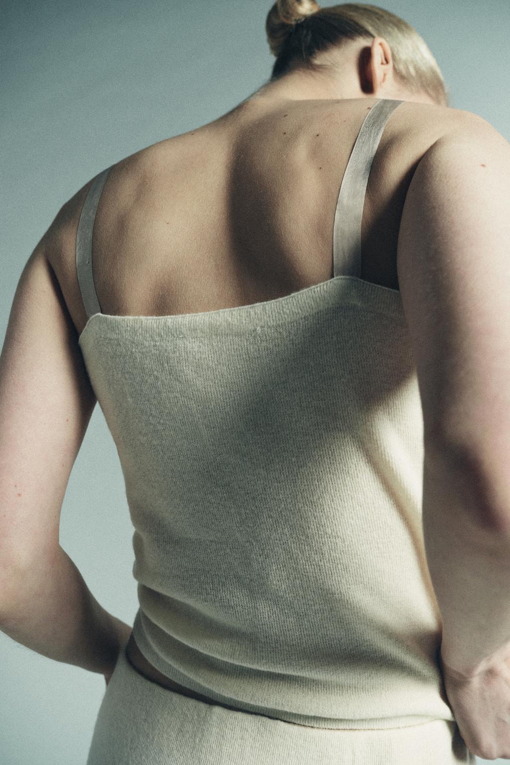 ВЯЗАНЫЙ ТОП С КРУЖЕВОМ И ВЫШИВКОЙ