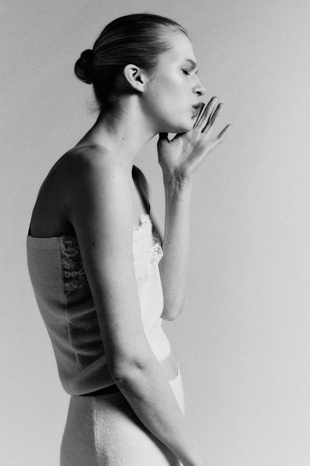 ВЯЗАНЫЙ ТОП С КРУЖЕВОМ И ВЫШИВКОЙ