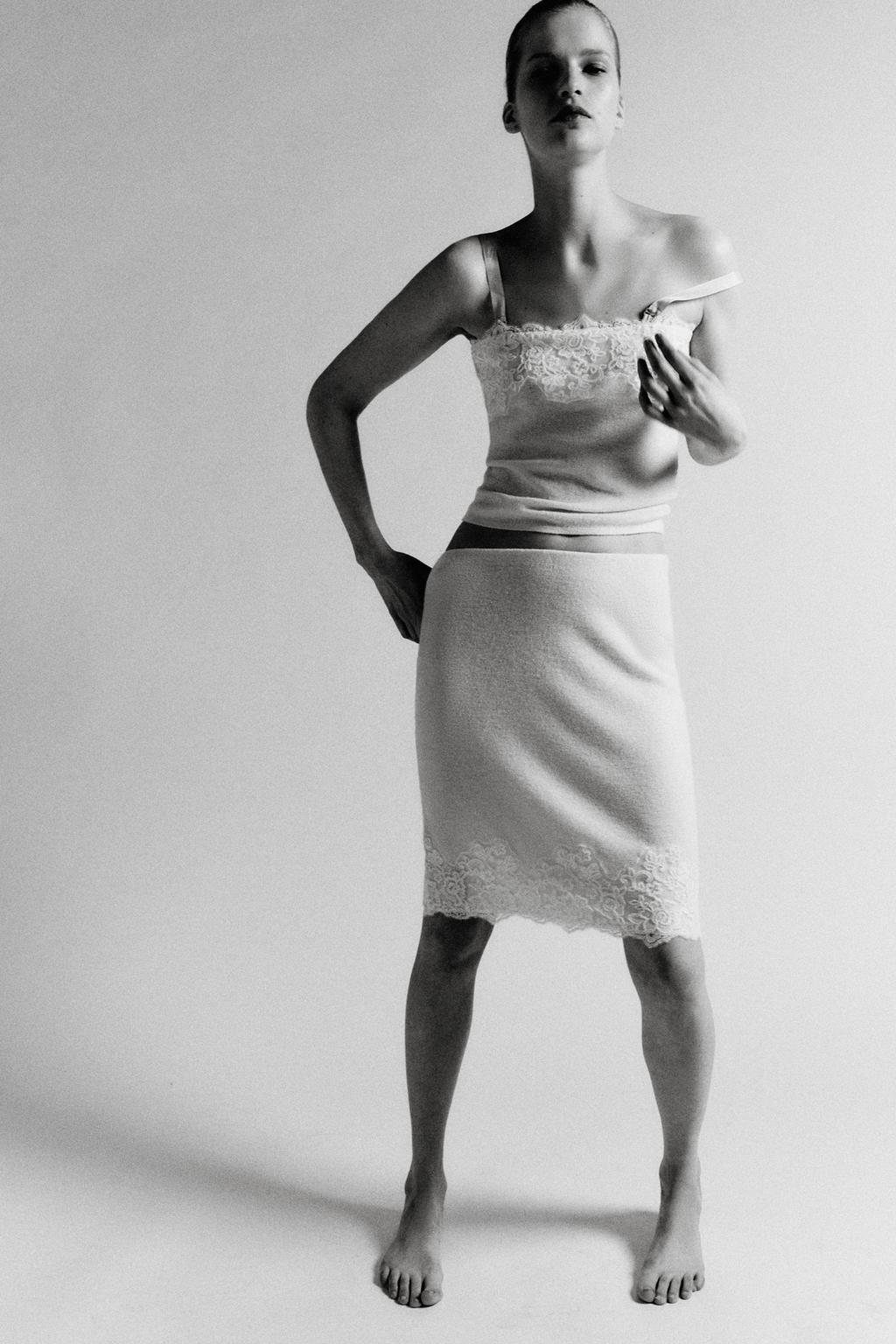 ВЯЗАНЫЙ ТОП С КРУЖЕВОМ И ВЫШИВКОЙ