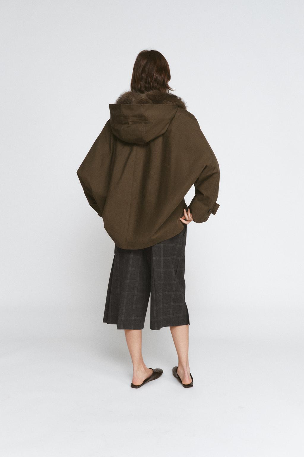 КОРОТКИЙ ТРЕНЧ С МЕХОВЫМ ВОРОТНИКОМ — ZW COLLECTION