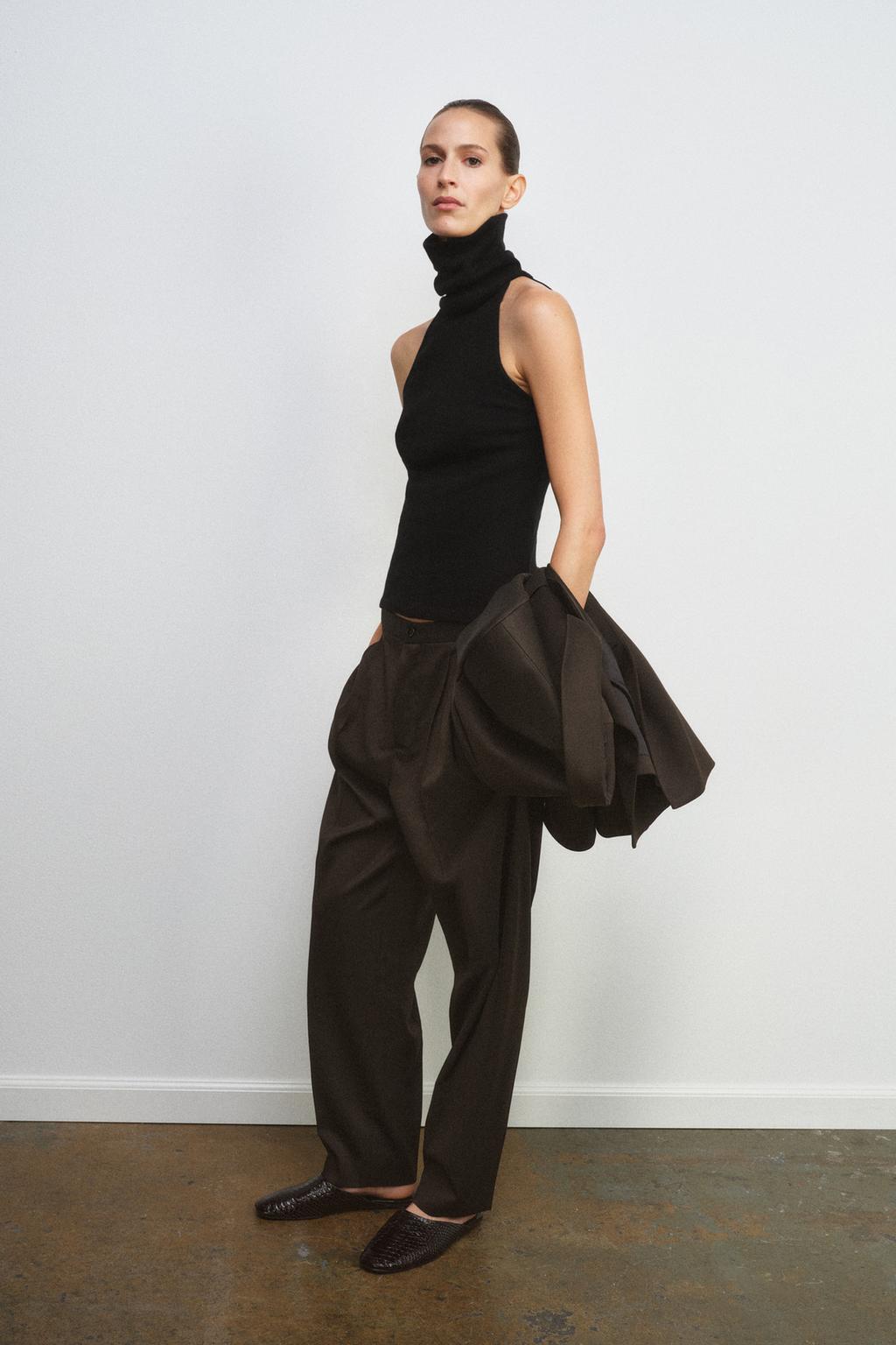 ТОП С ВЫСОКИМ ВОРОТНИКОМ БЕЗ РУКАВОВ