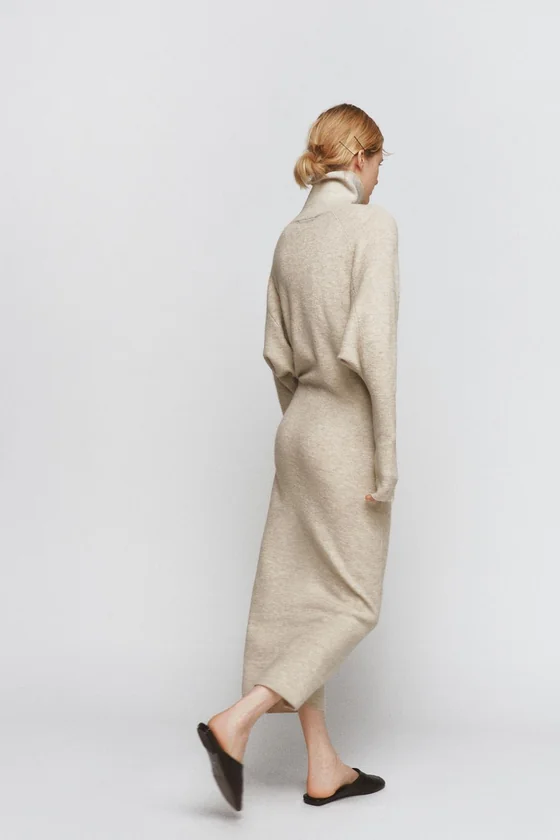 ТРИКОТАЖНОЕ ПЛАТЬЕ С РУКАВАМИ «ЛЕТУЧАЯ МЫШЬ»