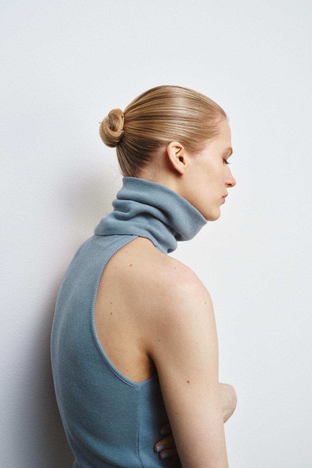 ТОП С ВЫСОКИМ ВОРОТНИКОМ БЕЗ РУКАВОВ