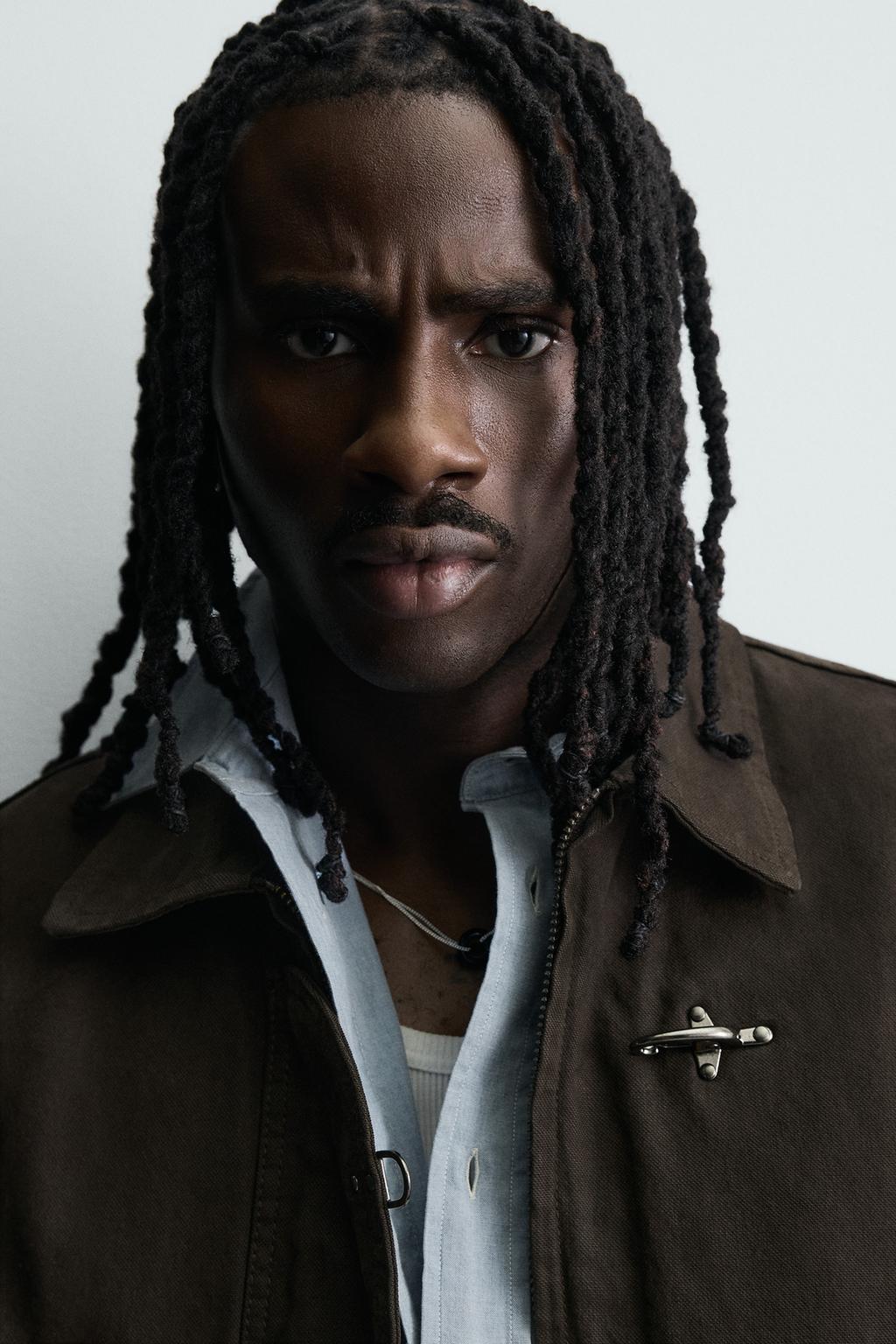 УКОРОЧЕННАЯ КУРТКА С АЛАМАРАМИ