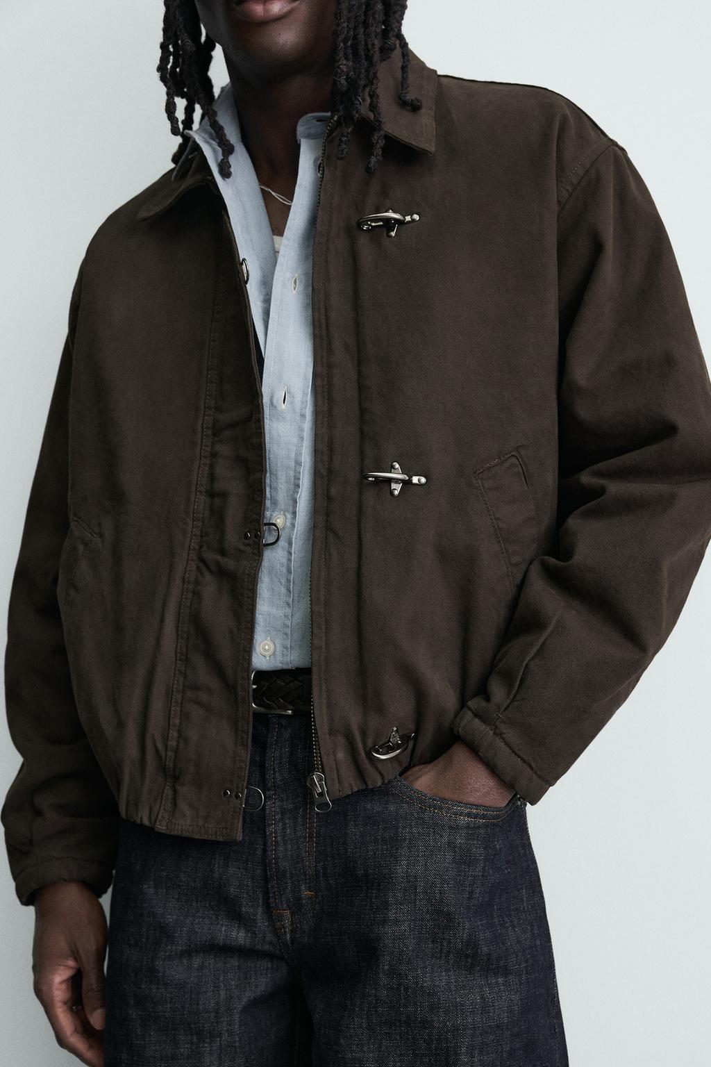 УКОРОЧЕННАЯ КУРТКА С АЛАМАРАМИ