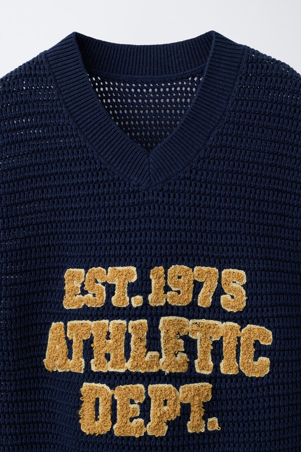 ТРИКОТАЖНЫЙ ЖИЛЕТ С ТЕКСТУРНЫМ ТЕКСТОМ