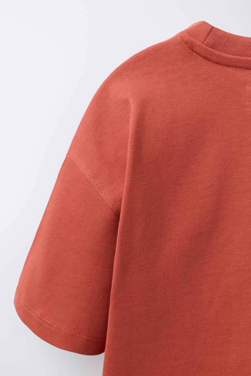 ФУТБОЛКА ИЗ ПЛОТНОЙ ТКАНИ С ВЫШИТОЙ НАДПИСЬЮ