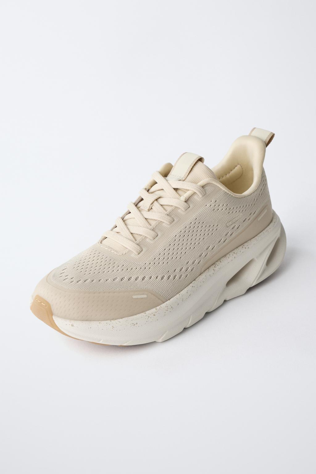 КРОССОВКИ С ДЕТАЛЯМИ НА ПОДОШВЕ