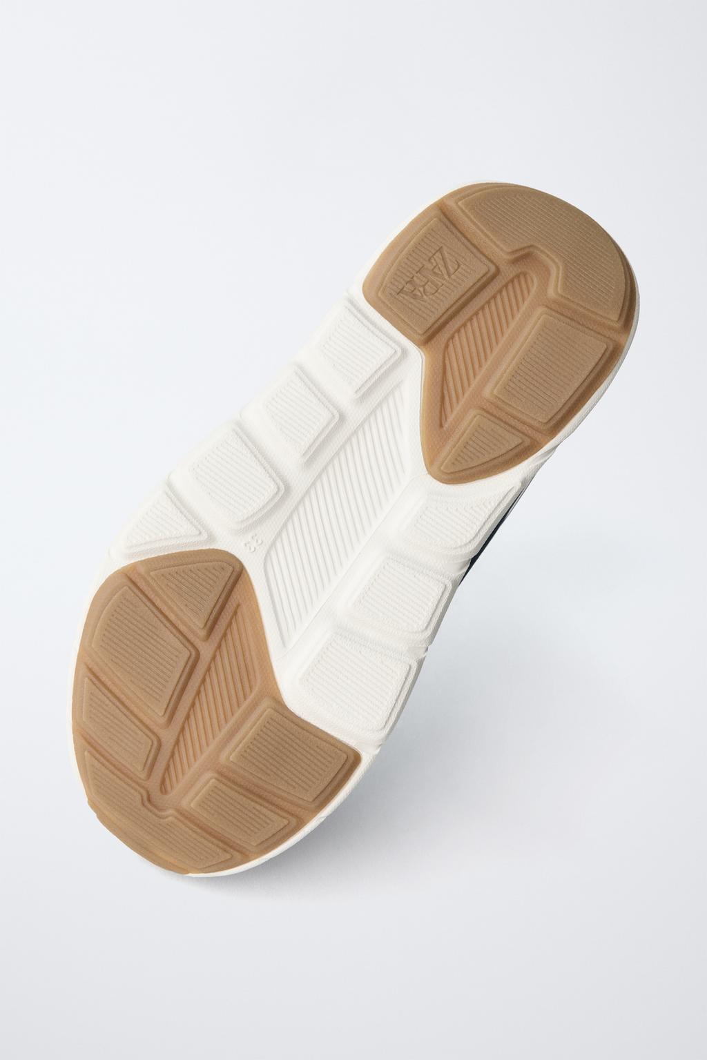 КРОССОВКИ С ДЕТАЛЯМИ НА ПОДОШВЕ