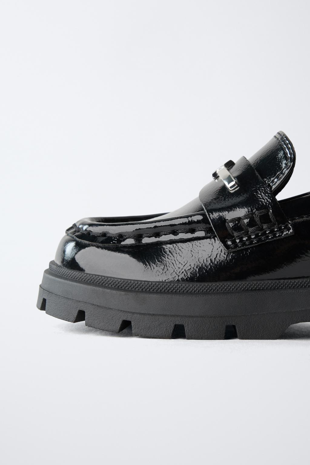 ЛАКИРОВАННЫЕ ЛОФЕРЫ СО ЗВЕЗДОЙ