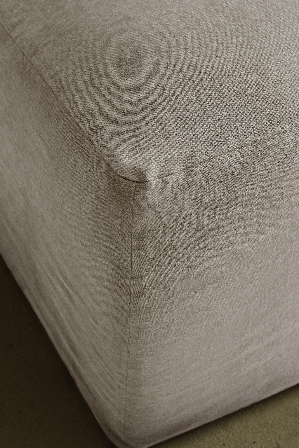 Пуф с съемным чехлом из мягкого льна