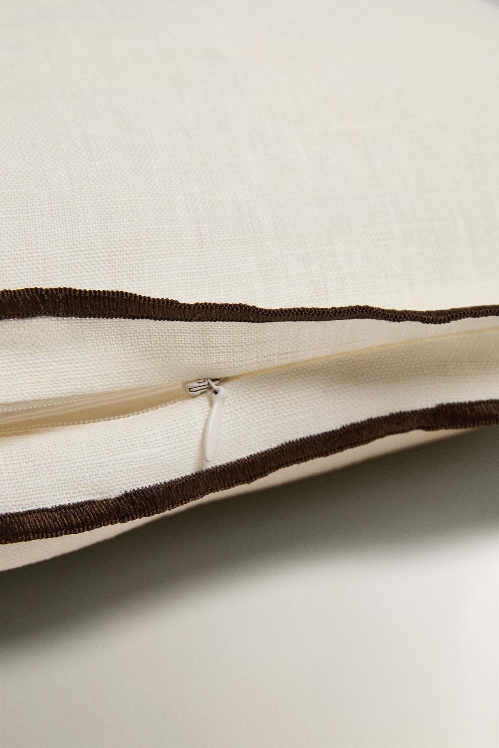 Чехол для подушки с контрастным оверлоком