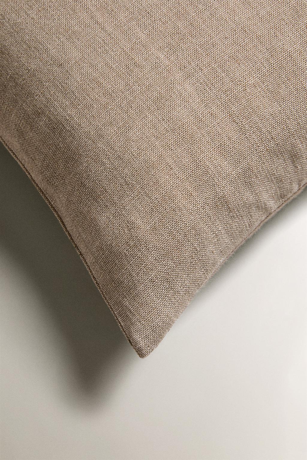 Подушка с цветочным принтом