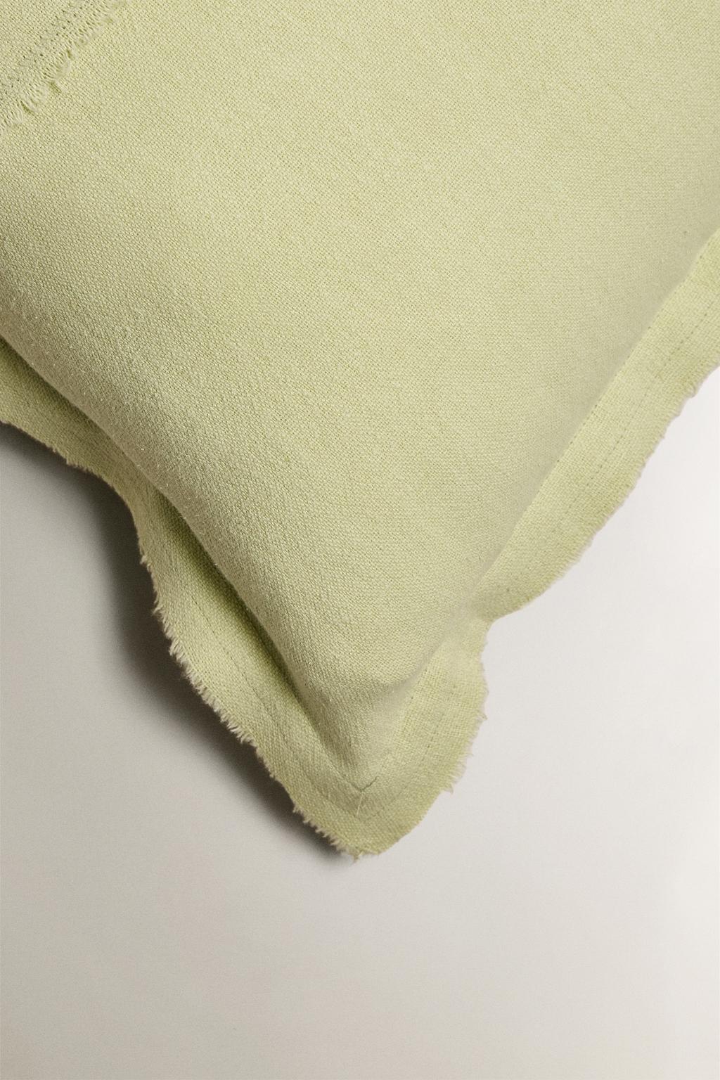 Подушка со строгаными штрихами