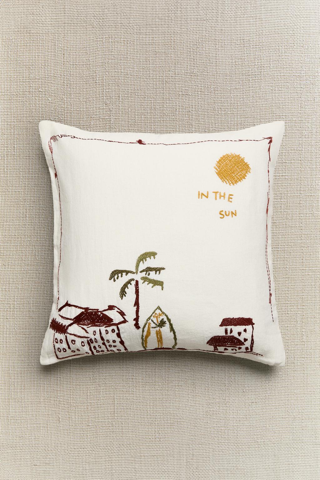 Подушка с вышитым рисунком побережья