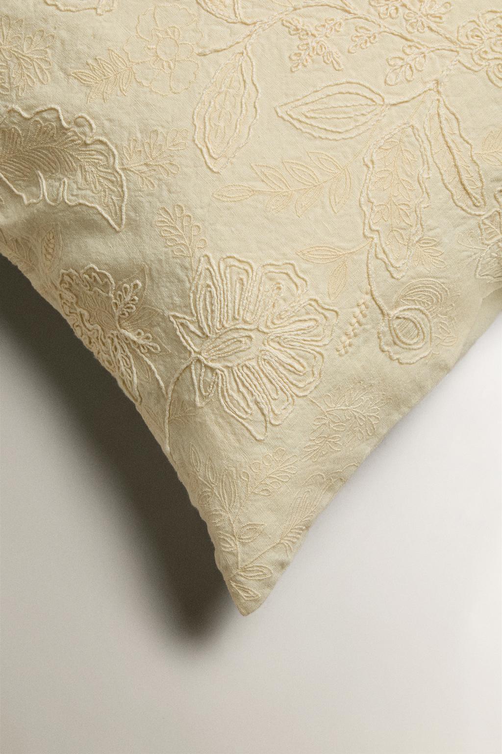 Покрывало для подушки с вышивкой