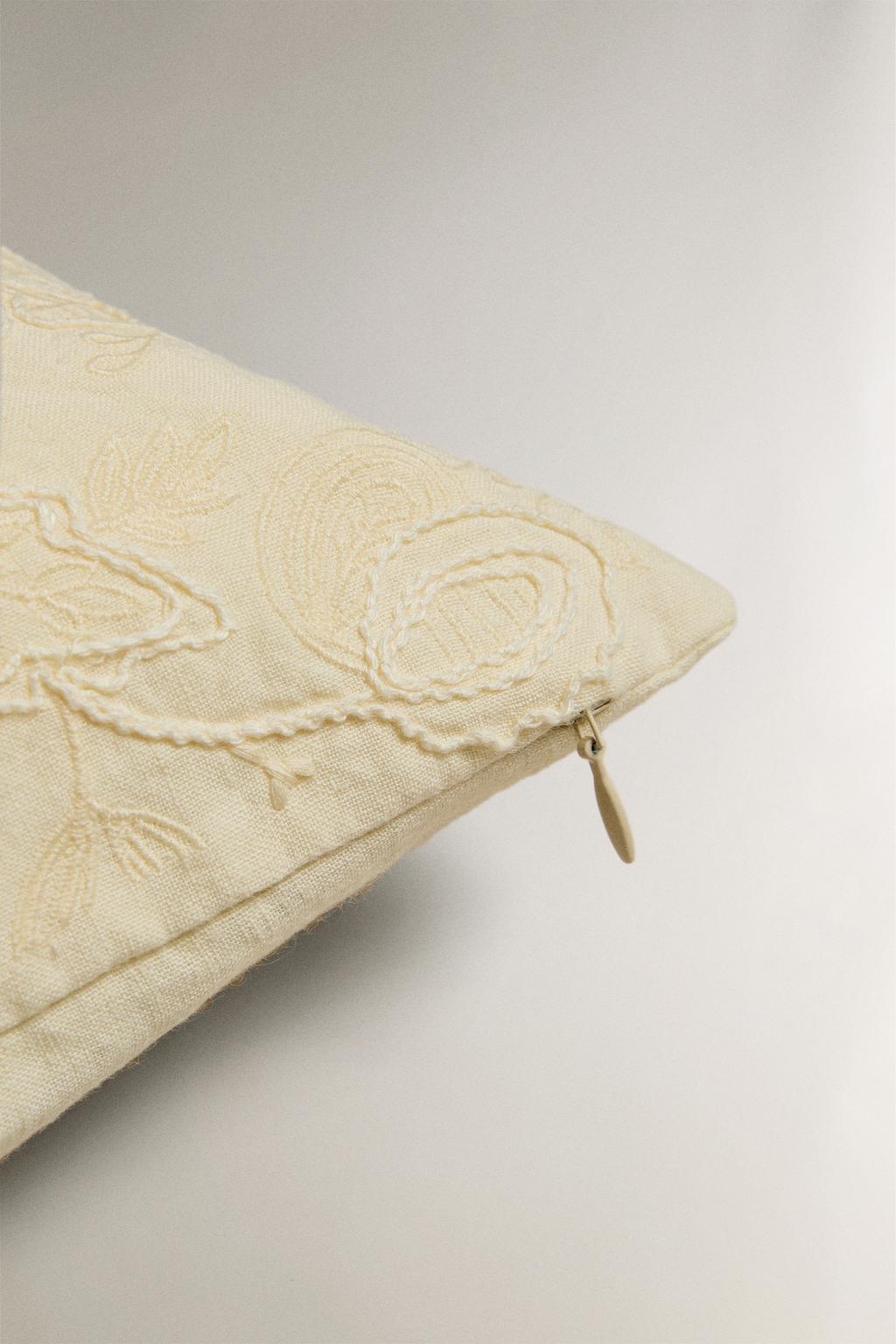 Покрывало для подушки с вышивкой