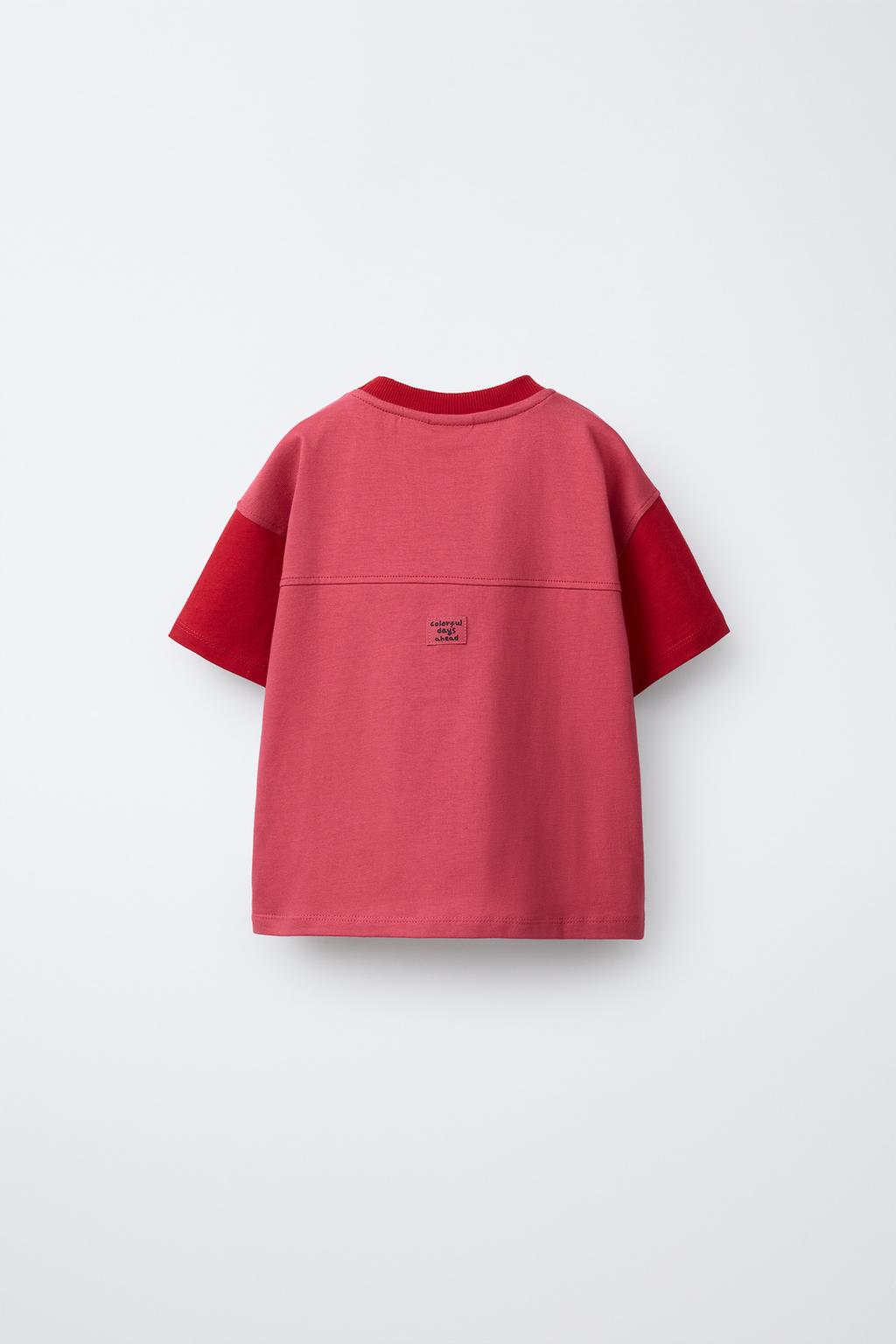 ФУТБОЛКА С КОНТРАСТНЫМИ РУКАВАМИ И ПРИНТОМ