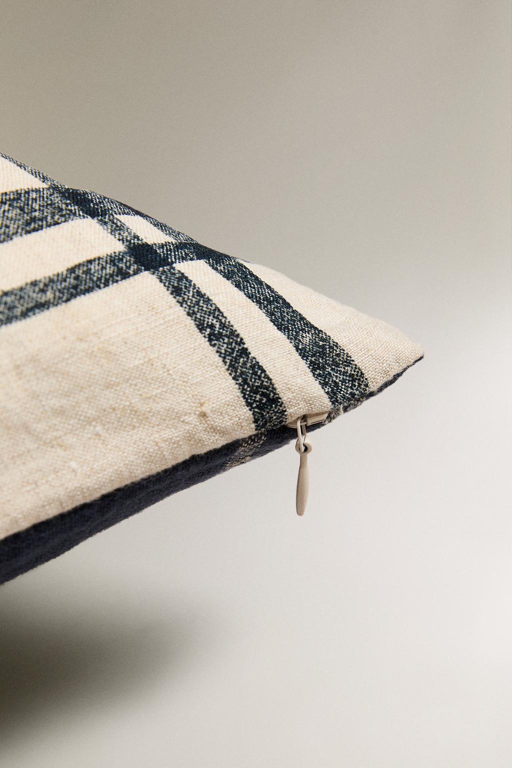 Чехол для подушки с полосатым узором из окрашенной нити