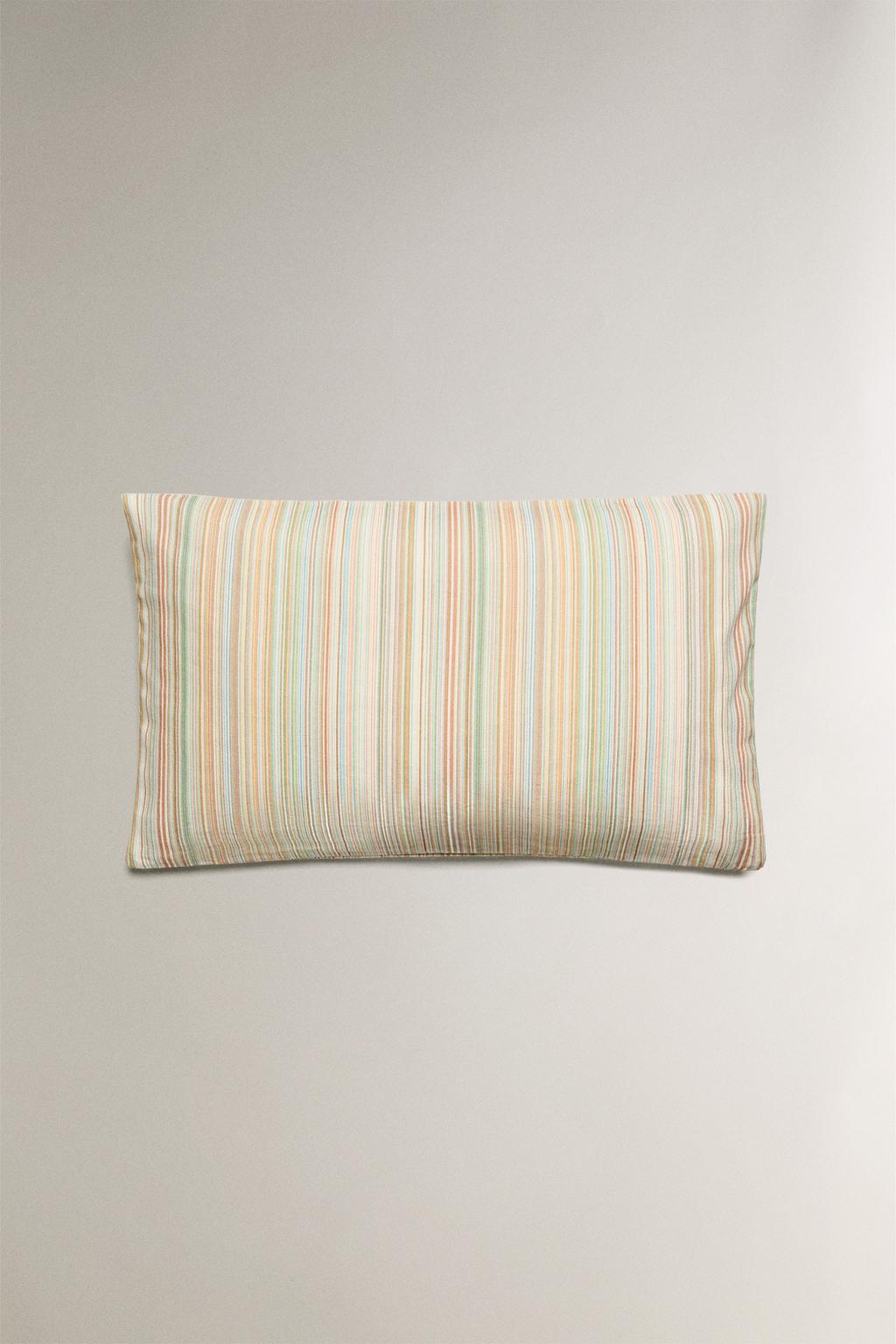 Чехол на подушку в полоску