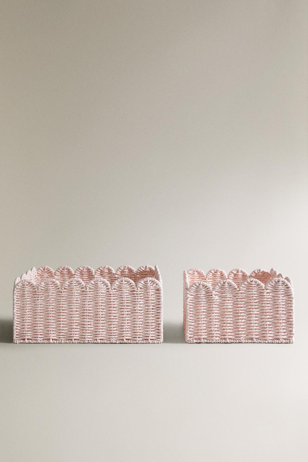 Корзина маленькая с лепестками