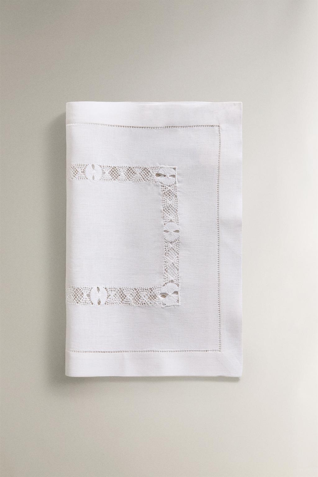 Салфетка с цветочной вышивкой и кантом