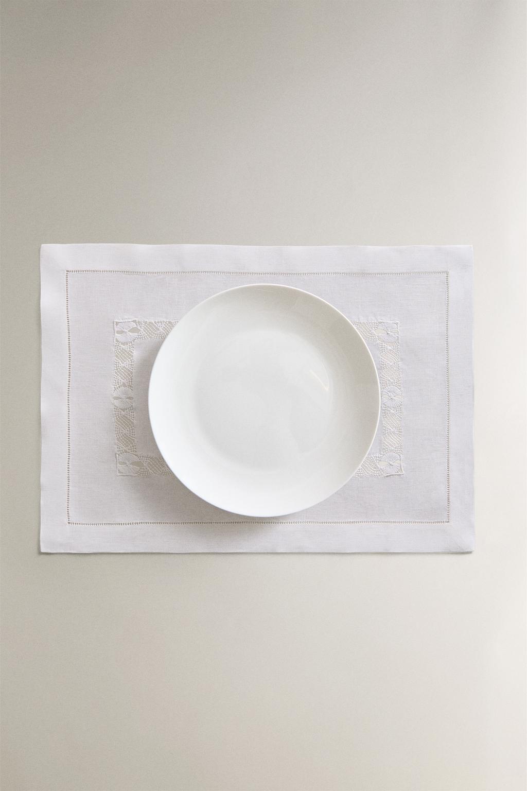 Салфетка с цветочной вышивкой и кантом