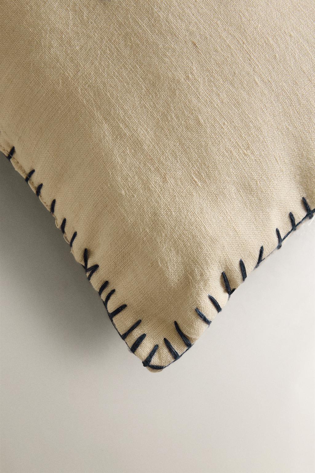 Детская подушка из льна с вышитыми кроликами