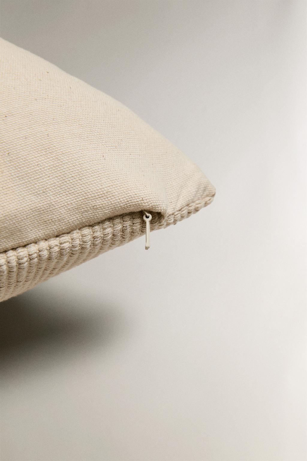 Чехол на подушку с двойной линией