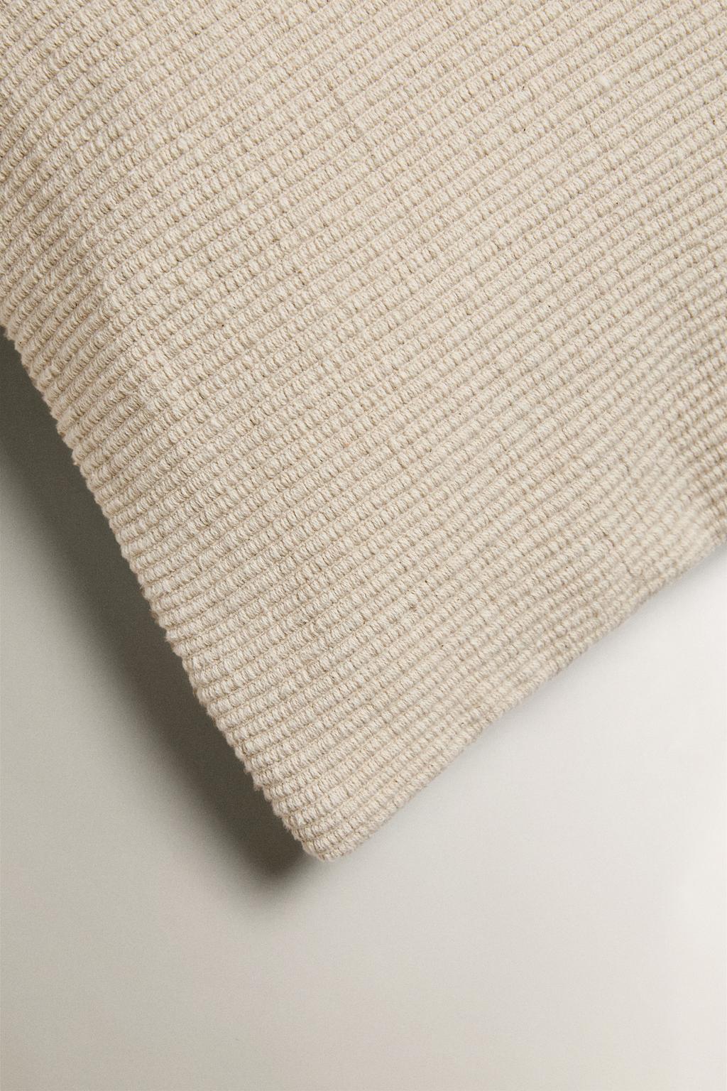 Чехол на подушку с линией в рельефе